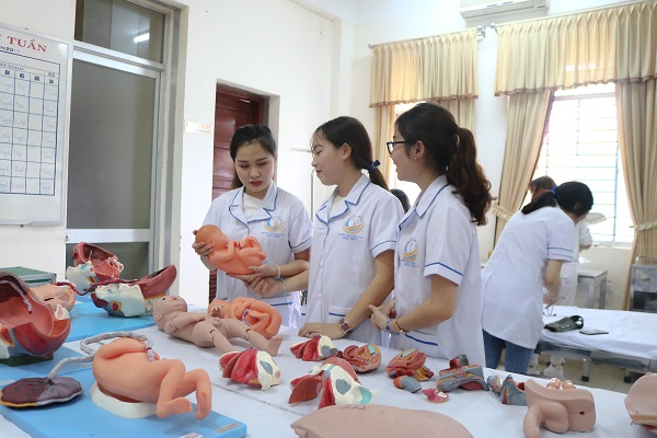 Sinh viên Trường Cao đẳng Công nghệ Y - Dược Việt Nam thực tập tại bệnh viện 199 - Bộ Công An Sinh viên Trường Cao đẳng Công nghệ Y - Dược Việt Nam thực tập tại bệnh viện 199 - Bộ Công An